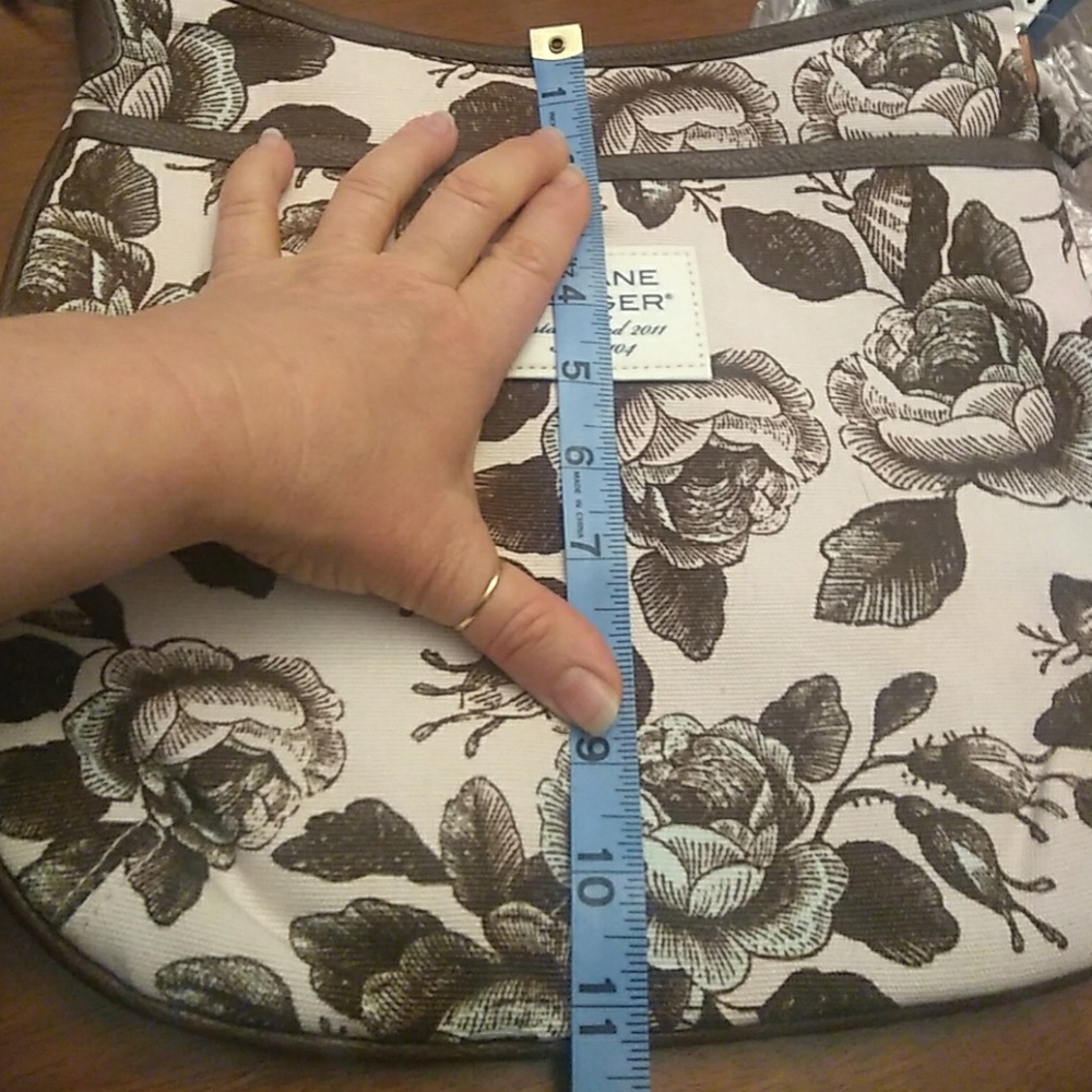 ONE left Floral Crossbody pocketbook - Picture 5 of 7